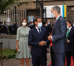 Su Majestad el Rey conversa con el presidente del Parlamento de Canarias, Gustavo Matos 