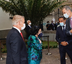 Don Felipe recibe el saludo de la la presidenta de la Real Academia Canaria de Bellas Artes de San Miguel Arcángel, Rosario Álvarez y del expresidente
