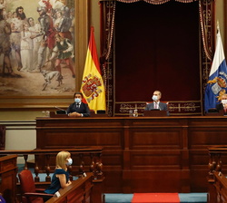 Su Majestad el Rey en la presidencia del Salón de Plenos del Parlamento de Canarias