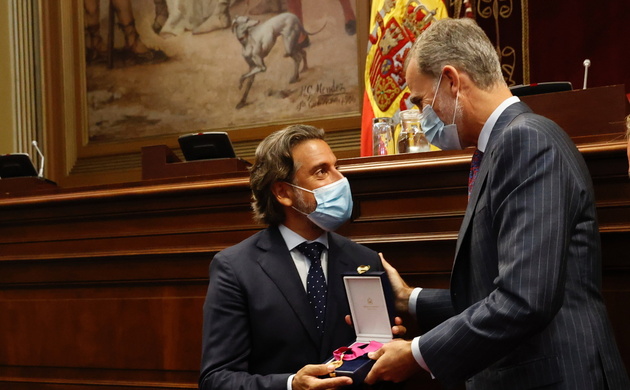 Su Majestad el Rey entrega la Medalla de Oro de la Real Academia Canaria de Bellas Artes de San Miguel Arcángel al presidente del Parlamento de Canari