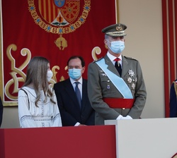 Sus Majestades los Reyes y Su Alteza Real la Infanta Doña Sofía, en la Tribuna Real en la Plaza de Lima