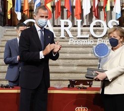 La Canciller de la República Federal de Alemania, Ángela Merkel, tras recibir el “Premio Europeo Carlos V”