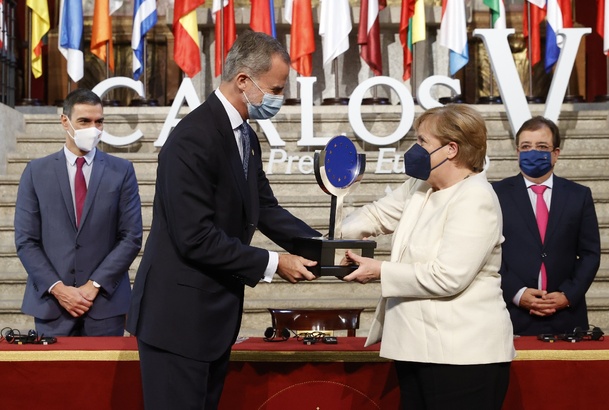 Su Majestad el Rey hace entrega a la Canciller de la República Federal de Alemania, Ángela Merkel, del “Premio Europeo Carlos V”