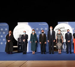 Sus Majestades los Reyes junto a las autoridades que les recibieron a su llegada al Museo Nacional d’Art de Catalunya