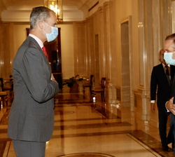 Su Majestad el Rey recibe el saludo del presidente del Vocento, Ignacio Ybarra Aznar 