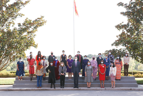 Su Majestad el Rey junto al grupo de 20 mujeres líderes del Mediterráneo y África del Programa RAISA de la AECID