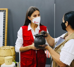Su Majestad la Reina conversa con una artesana local de cerámica del Centro de Entrenamiento del Emprendedor