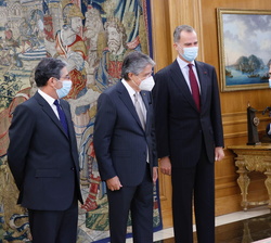 Su Majestad el Rey junto al presidente de la República del Ecuador, reciben el saludo del ministro de Asuntos Exteriores, Unión Europea y Cooperación,