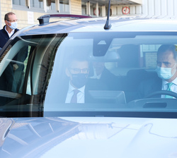 Don Felipe se pone al volante de uno de los modelos de vehículos expuestos acompañado del presidente de la Xunta de Galicia, el consejero general de S