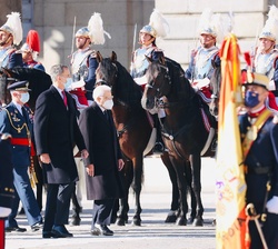 Su Majestad el Rey acompañado por el Presidente de la República Italiana, Sergio Mattarella, durante la revista al batallón de honores de la Guardia R