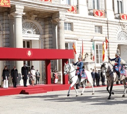 El Escuadrón de Caballería de la Guardia Real a su paso por la tribuna de honor durante el desfile celebrado en el Palacio Real de Madrid con motivo d