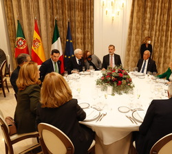 Don Felipe junto a las autoridades al inicio de la cena