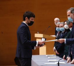 Su Majestad el Rey entrega el despacho y la Cruz de San Raimundo de Peñafort al número uno de la promoción, David Fernández Torregrosa