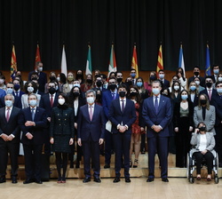 Fotografía de grupo de Su Majestad el Rey con las autoridades y los componentes de la LXX promoción de la Carrera Judicial