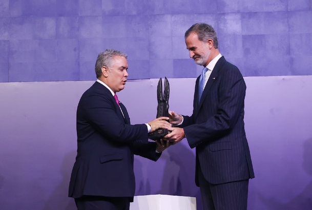 Don Felipe hace entrega al Presidente de la República de Colombia, Iván Duque, del World Peace & Liberty Award de la WJA