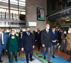 Su Majestad el Rey se dirije al exterior de la estación de Ourense acompañado de las autoridades