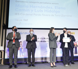 Su Majestad la Reina junto a las autoridades tras la entrega del Premio InfoInfluencers en la categoría de "Sonoro"