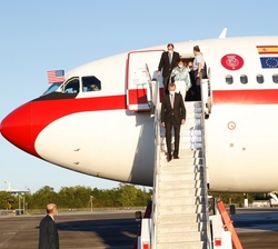 Su Majestad el Rey desciende del avión Real a su llegada al Aeropuerto de San Juan de Puerto Rico