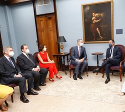 Su Majestad el Rey durante la reunión que mantuvo con el alcalde de Puerto de Rico en la sede de la Casa de la Alcaldía