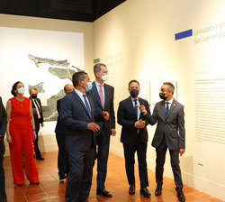 Su Majestad el Rey durante el recorrido de la exposición "Historia de San Juan"