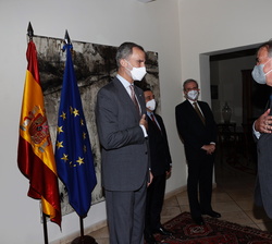 Don Felipe en presencia del Ministro de Asuntos Exteriores, Unión Europea y Cooperación y el Embajador de España en Honduras; el saludo de los miembros de la Colectividad Española