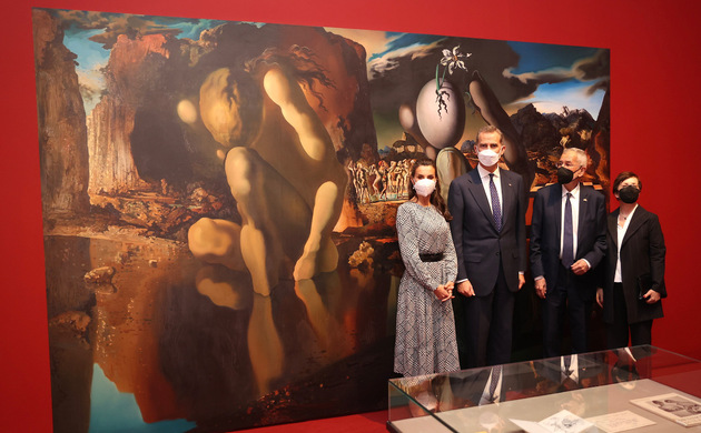 Sus Majestades los Reyes y el Presidente Federal de la República de Austria y la Primera Dama ante el cuadro "La metamorfosis de Narciso" de Dalí