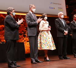 Su Majestad el Rey tras entregar el galardón a María López Escorial, ganadora del Premio CODESPA en la categoría de “Periodismo para el Desarrol