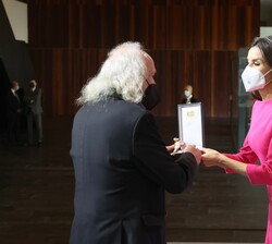 La Reina entrega el galardón Juan Ramón Armendáriz, “Montxo Armendáriz”, director de cine