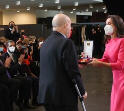 Doña Letizia entrega el galardón al actor, Antonio Fernández Resines