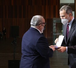 Don Felipe entrega el galardón a Alejandro de la Iglesia, “Alex de la Iglesia”, director de cine