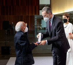 Don Felipe entrega el galardón a Miguel Ángel Fernández Vanelli, “Tinga Tinga”, artista de Circo