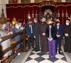 A su salida de la Basílica, Su Majestad la Reina Doña Sofía recibe el saludo de los fieles allí congregados