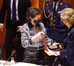 Su Majestad la Reina Doña Sofía recibió de manos de la presidenta de la Escuela Superior de Música Reina Sofía, Paloma O’Shea, la Medalla de Hon