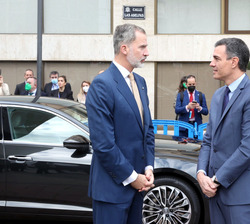 Su Majestad el Rey es recibido a su llegada por el presidente del Gobierno, Pedro Sánchez