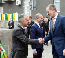 Su Majestad el Rey recibe el saludo del presidente del Gobierno de Canarias, Ángel Víctor Torres