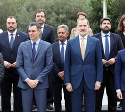 Fotografía de grupo de Su Majestad el Rey junto a los presidentes autonómicos asistentes a la reunión