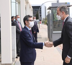 A su llegada, Su Majestad el Rey recibe el saludo del ministro de la Presidencia, Relaciones con las Cortes y Memoria Democrática, Félix Bolaños