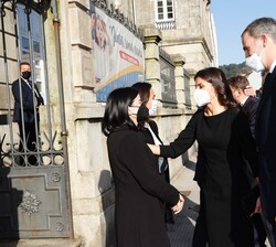 Sus Majestades los Reyes conversan con la portavoz de las familias de los fallecidos en el naufragio, María José de Pazo