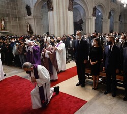 Don Felipe y Doña Letizia a la entrada del arzobispo de Santiago de Compostela para el inicio de la ceremonia