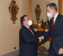 Su Majestad el Rey recibe el saludo del presidente de Hostelería España, José Luis Yzuel