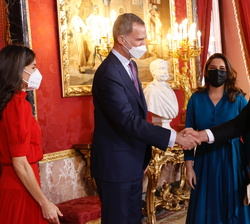 Su Majestad el Rey recibe el saludo del Presidente de la República de Costa Rica, Carlos Alvarado Quesada