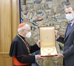 El Rey recibe el Gran Collar de la Orden de manos del Cardenal Fernando Filoni