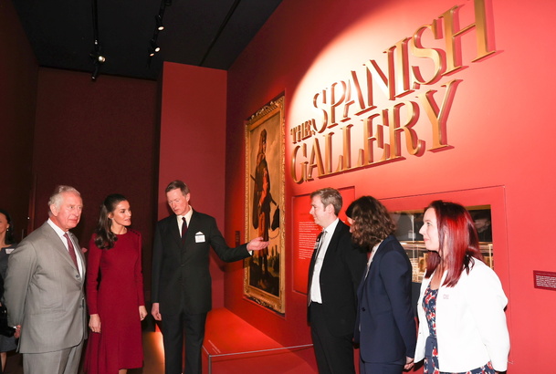 Su Majestad la Reina junto al Príncipe de Gales recorren la “Spanish Gallery of Auckland Castle”