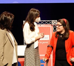 Doña Letizia con versa con la galardonada con el “Premio Fundación Princesa de Girona 2022”, en la categoría de “Social”, Clau