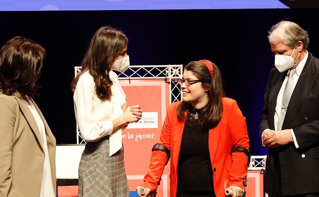 Doña Letizia con versa con la galardonada con el “Premio Fundación Princesa de Girona 2022”, en la categoría de “Social”, Claudia María Tecgleb García