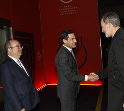 Su Majestad el Rey es recibido por el presidente de la Junta de Andalucía, Juan Manuel Moreno y el ministro de Cultura y Deporte, Miquel Iceta 