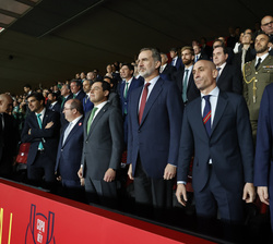Su Majestad el Rey en el palco presidencial junto a las autoridades, durante la interpretación del Himno Nacional
