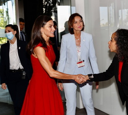 Julissa Reynoso, Embajadora de los EE.UU en España, saluda a Su Majestad la Reina en presencia de la Ministra de Industria, Comercio y Turismo