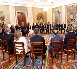 Detalle de la intervención de Su Majestad el Rey en el encuentro con la Delegación Empresarial Chilena, acompañado del presidente de la CEOE y su homó