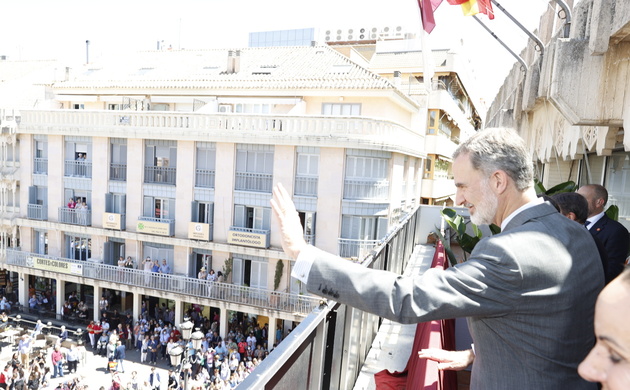 Su Majestad el Rey saluda a los vecinos de Ciudad Real desde el balcón del Ayuntamiento